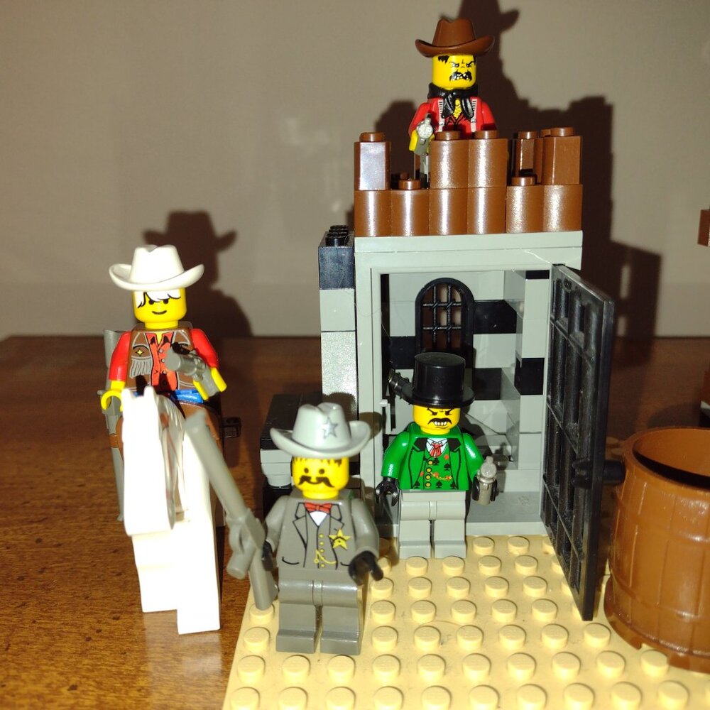 Like new Lego Sheriff's Lock Up Prison w Exploding Jail Cell, retired w orig box - Picture 9 of 15
